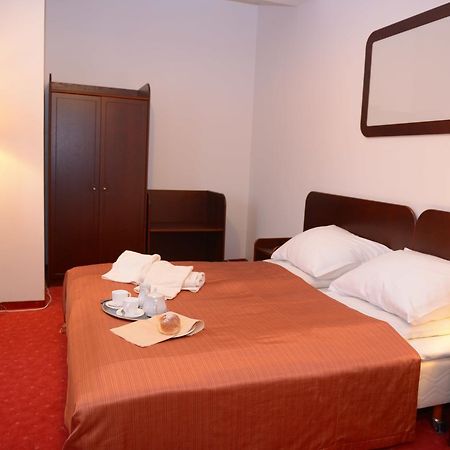 Hotel Pod Debami Terespol Exterior foto