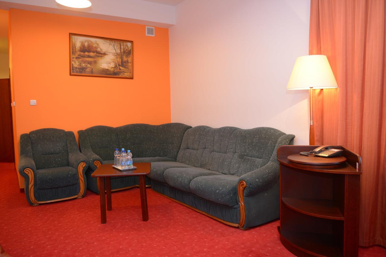 Hotel Pod Debami Terespol Exterior foto