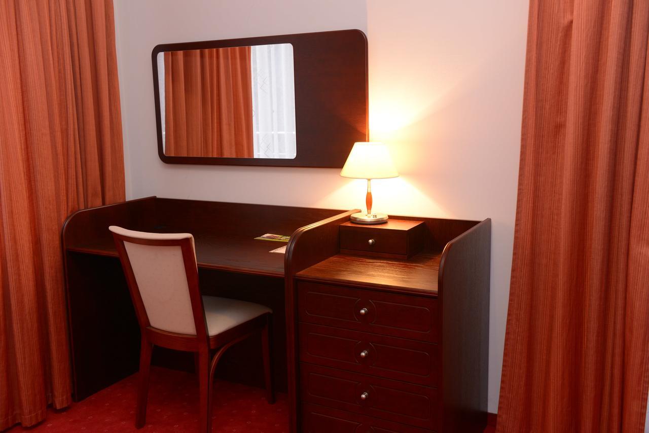 Hotel Pod Debami Terespol Exterior foto